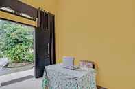 Lobi SPOT ON 92255 Lucky Guesthouse