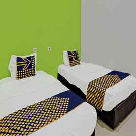 Bedroom 1 Hotel O Lucky Guesthouse, Giant Ekstra Tuanku Tambusai Hotels