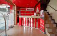 Lobby 3 RedDoorz near Kendari Beach 2