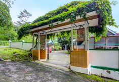 Exterior 2 SPOT ON 92333 Bayanan Indah Guest House