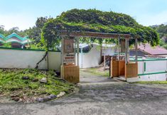 Exterior 4 SPOT ON 92333 Bayanan Indah Guest House