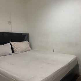 Bedroom 1 Hotel O Penginapan Fajar Syariah, Es-Teh 99 Hotels