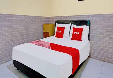 Bedroom OYO 92359 Kost Maluku 36 Blitar