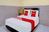 Bedroom OYO 92359 Kost Maluku 36 Blitar