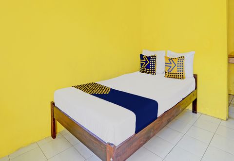 Bedroom SPOT ON 92372 Rinda Homestay Syariah & Resto