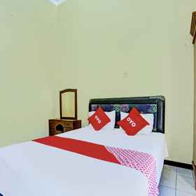Bedroom 1 OYO 92387 Ratu Homestay Syariah, Alfamart Pulau Merah Sumberagung (Tasya Mart) Hotels