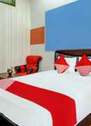 BEDROOM OYO 92405 Evergreen Hotel & Resto