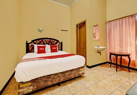 Bedroom OYO 92406 Hotel Renata 1
