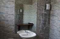 In-room Bathroom Rommai Reunngam Resort