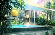 Kolam Renang 7 Grace Family Guest House