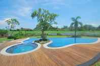 Kolam Renang Water Edge Villa by Soscomma