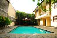 Swimming Pool Teras Solo Syariah Guest House 