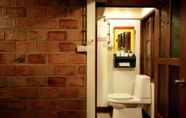 Phòng tắm bên trong 2 Hostel POND