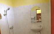 Toilet Kamar 4 Kori Homestay