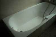 In-room Bathroom Manik Bulan Hotel