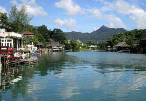 Kolam Renang Moley's Resort