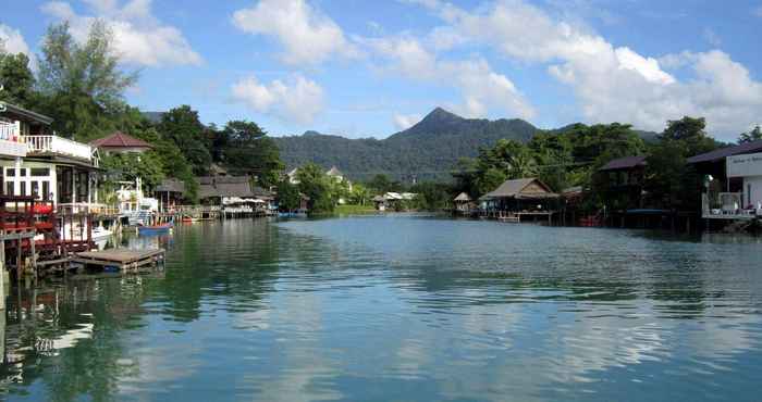 Kolam Renang Moley's Resort