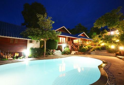 สระว่ายน้ำ Tharathip Resort