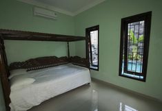 Bedroom 5 d'Madinah Guest House Gentan (Syariah)
