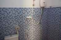 Phòng tắm bên trong Kalae Resort