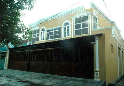 Exterior OYO 3810 D'yolland Exclusive Kost & Guesthouse Syariah