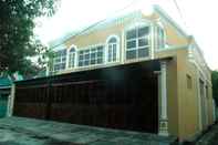 Exterior OYO 3810 D'yolland Exclusive Kost & Guesthouse Syariah