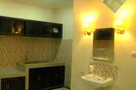 Toilet Kamar OYO 3810 D'yolland Exclusive Kost & Guesthouse Syariah