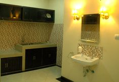 Toilet Kamar 3 OYO 3810 D'yolland Exclusive Kost & Guesthouse Syariah
