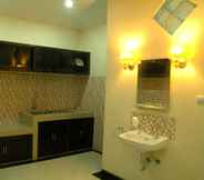 In-room Bathroom 6 OYO 3810 D'yolland Exclusive Kost & Guesthouse Syariah