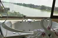 ห้องน้ำภายในห้อง Chaophayathara Riverside Hotel