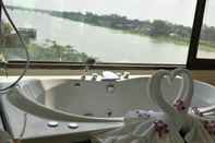 In-room Bathroom Chaophayathara Riverside Hotel
