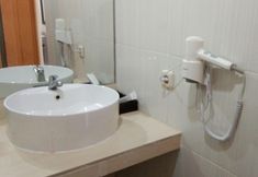 Phòng tắm bên trong 7 Charaka Hotel Cianjur