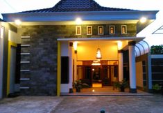 Exterior 6 Griya Putri Dewi Family Guesthouse