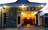Luar Bangunan 6 Griya Putri Dewi Family Guesthouse