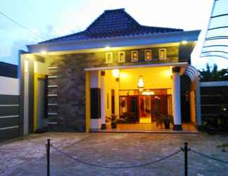 Bên ngoài 2 Griya Putri Dewi Family Guesthouse