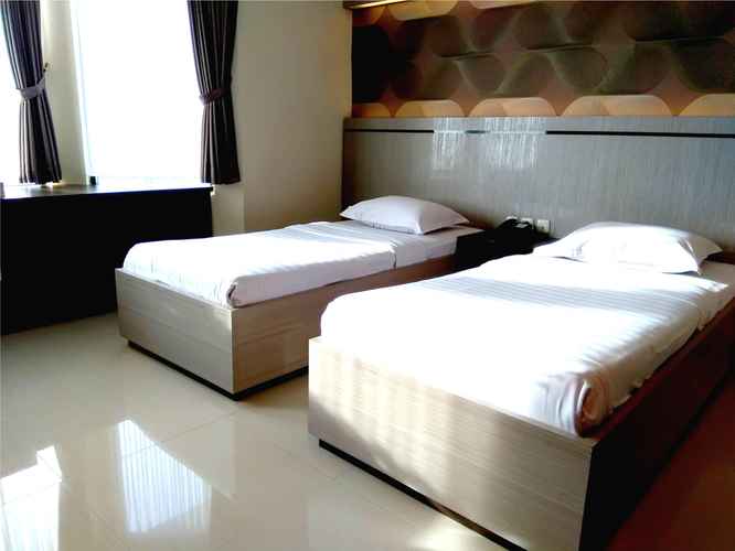 BEDROOM Alexander Hotel Tegal by Pillow
