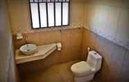 Phòng tắm bên trong 5 Villa BatuBulan Indah