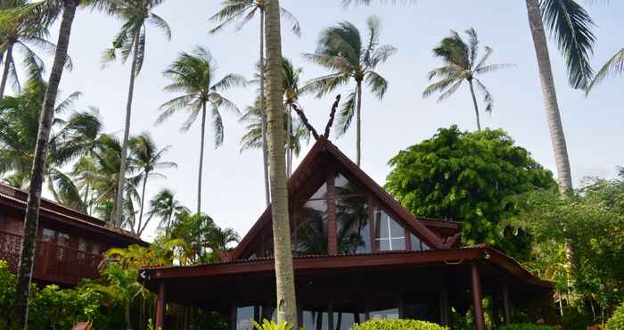 Exterior Green Coconut Beachfront Villa A4