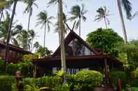 Exterior Green Coconut Beachfront Villa A4