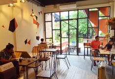 ร้านอาหาร 6 Rest Up Hostel At Nimmanhemin By Hjz