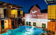 Kolam Renang 2 Retro Box Hotel