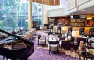 บาร์ คาเฟ่ และเลานจ์ 3 JW Marriott Hotel Surabaya