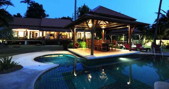 สระว่ายน้ำ 4 Bedroom All Inclusive Beachfront Villa