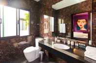 Toilet Kamar Jewels Villas Phuket