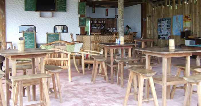 Lobby Belle's Beach Bar and Accommodation