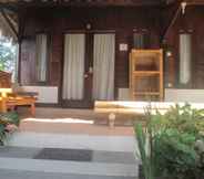 Lobby 4 Selong Belanak Bungalow & Restaurant