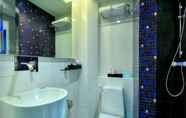 Toilet Kamar 6 Skyy Hotel