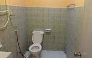 Toilet Kamar 6 Family House Resort