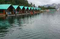 สระว่ายน้ำ Khao Sok Smiley Lakehouse