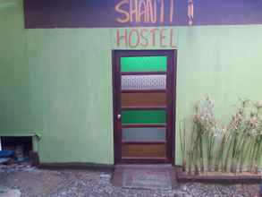 Bên ngoài 4 Shanti Hostel